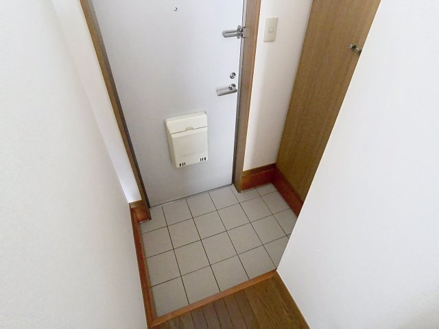 シャルム小白川Fの玄関