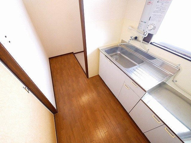 栄宏マンションの内装|お料理中の導線確保がしやすいスペースです