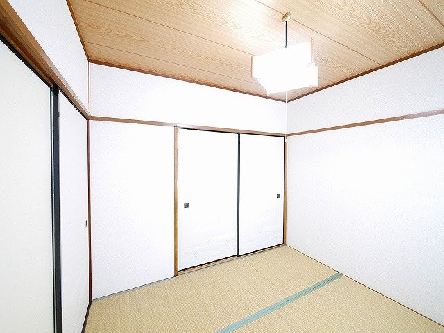 栄宏マンションの和室|日当たりのよいお部屋です