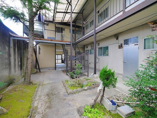 栄宏マンションのエントランス|集合ポストもあります