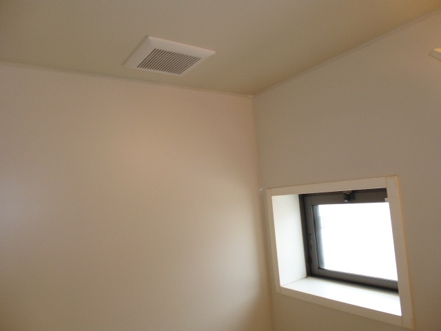 ＥＣＯ－レジデンス「モア」　Ｄの浴室|浴室窓