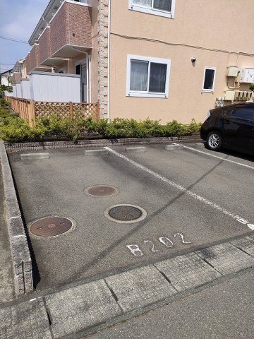 リジエールB棟の駐車場