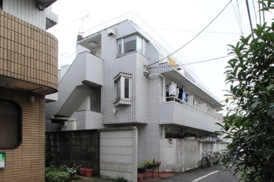 【外観】 | MANSION WHITE HILLS | 閑静な住宅街に立地する日当たり良好な物件です。