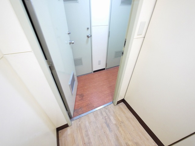 トランクルーム西大寺北の内装|明るい色調の室内です