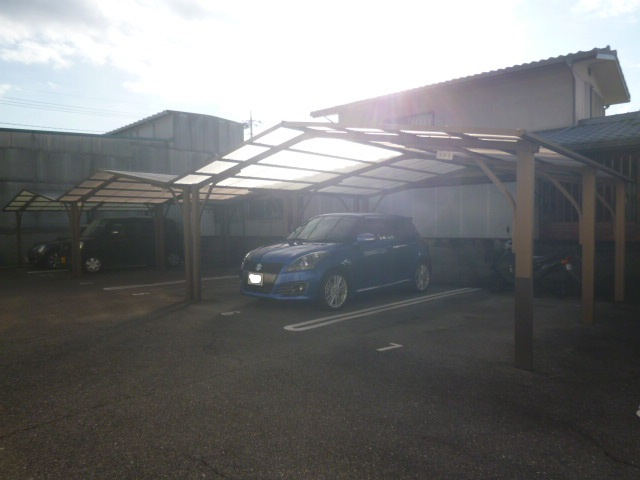 グリーンコーポの駐車場|屋根付き