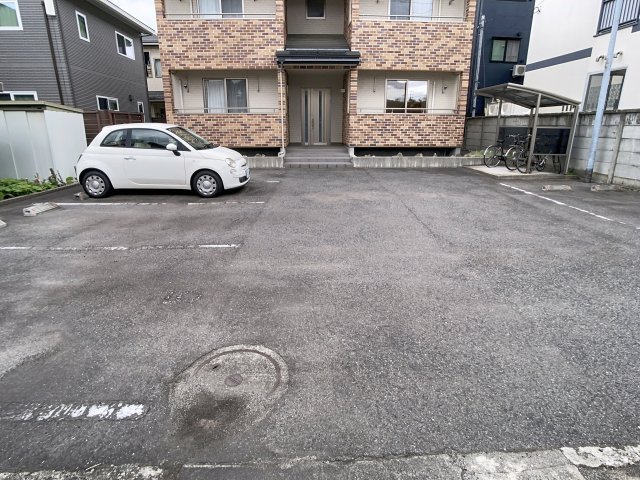 シャルムプリンセス南棟の駐車場