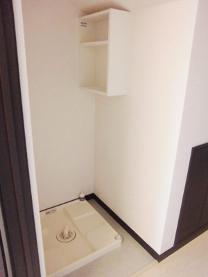 【設備】 | 花鳥風月 | 室内洗濯機置場。収納棚が備えついてます。