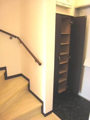 【玄関】 | 花鳥風月 | 大きめのシューズボックス。玄関に姿見の鏡あります。