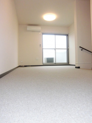 【居間・リビング】 | 花鳥風月 | カウンターキッチン横にも奥行たっぷりの収納あります。エアコンも１階２階に１台ずつ！