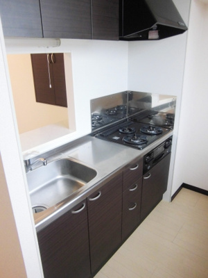 【キッチン】 | 花鳥風月 | ３口グリル付きガスコンロ。後ろに窓も！