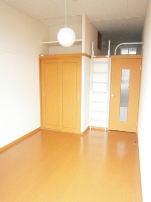 【内装】 | フルール西綾瀬 | 1階はフローリング、2階以上はカーペットタイプとなります。
家具家電はついておりません。