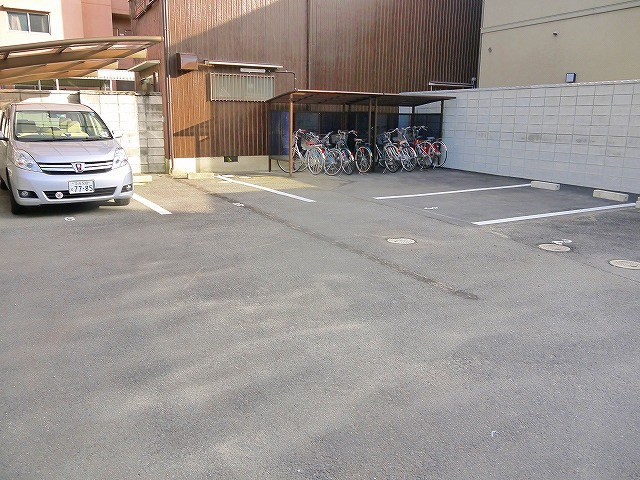 河合モータープールの外観