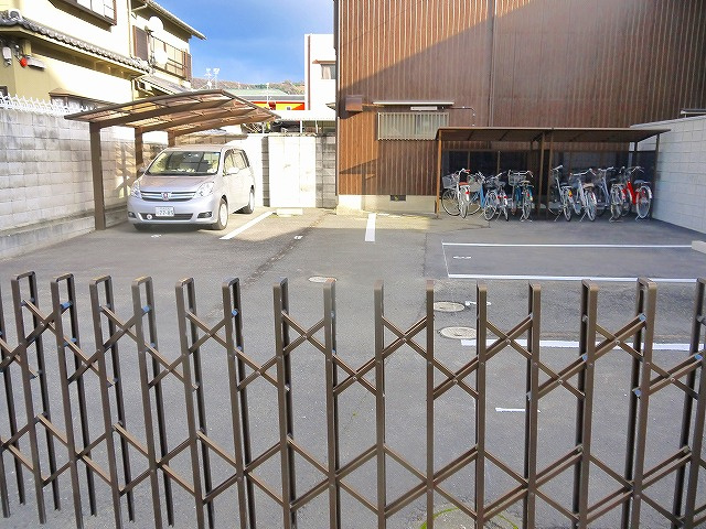 河合モータープールの外観