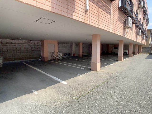 ルニベールの駐車場|車をお持ちの方に嬉しい駐車場付きの物件です