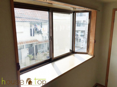 【その他】 | ハイツ萩原 | こちらのお部屋は角部屋ですので南向きの出窓が付いてます！