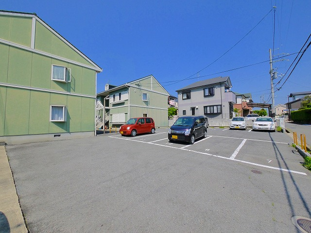 バンブーパインハイツの駐車場|駐車場があるので、車を買う予定の方も安心です