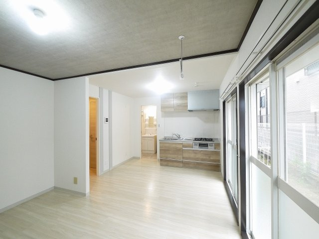 バンブーパインハイツの居間・リビング|こちらのリビングで趣味の時間をお楽しみください