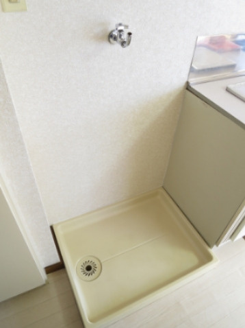 ウイングコート久米川の設備|室内洗濯機置場※水栓をオートスパウトへ交換済