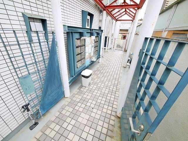 シティパレス新大宮P-5のエントランス