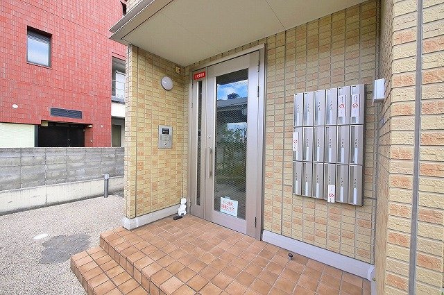 フィオーレ三条のエントランス|オートロックがあるエントランスです。