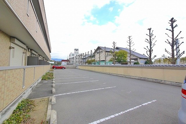 フィオーレ三条の駐車場|お車をお持ちの方もご安心ください。