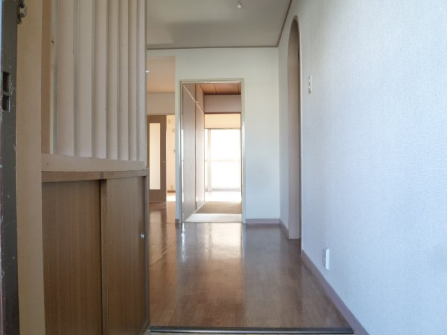 絢野ビルの玄関