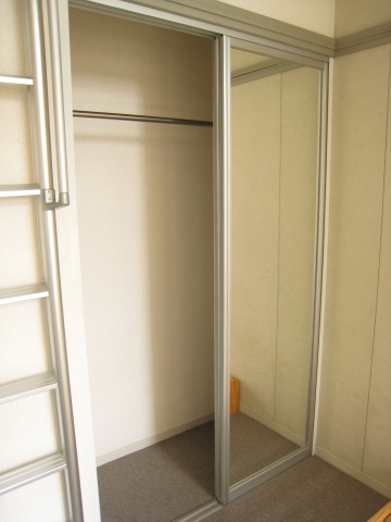 【収納】 | メイプルⅢ | クローゼットもしっかりあります。鏡も付いてて便利。