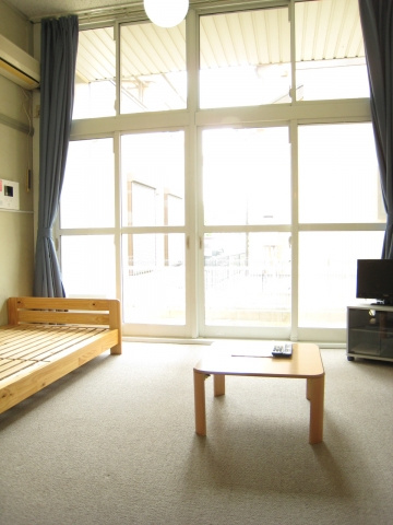 【居間・リビング】 | メイプルⅢ | 窓が２つ！窓が広くて明るいお部屋です。