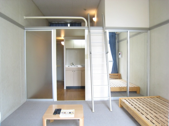 【居間・リビング】 | メイプルⅢ | ロフトのお部屋なので天井高くて開放的です。