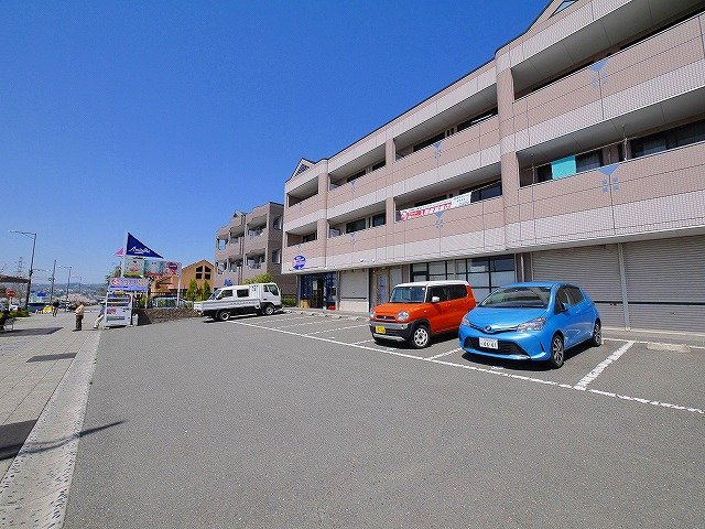 コンフォール州見台3番館の駐車場