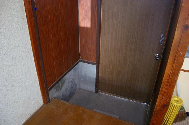 堀内アパート（四条大路５丁目）の玄関|明るい玄関です