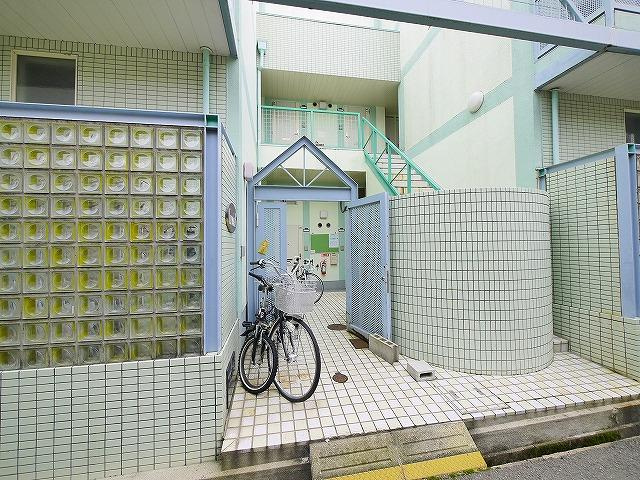 シティパレス学園前P-8のエントランス