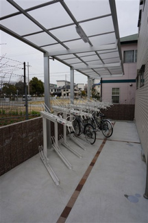 【その他共用部分】 | 屋根に外灯が付いた駐輪場