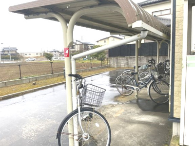 【その他共用部分】 | アインヒルズ | 敷地内に屋根付き駐輪場・ゴミ置き場あります。