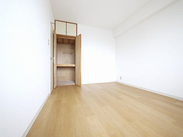 矢追マンションの洋室
