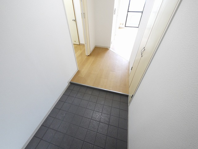 矢追マンションの玄関