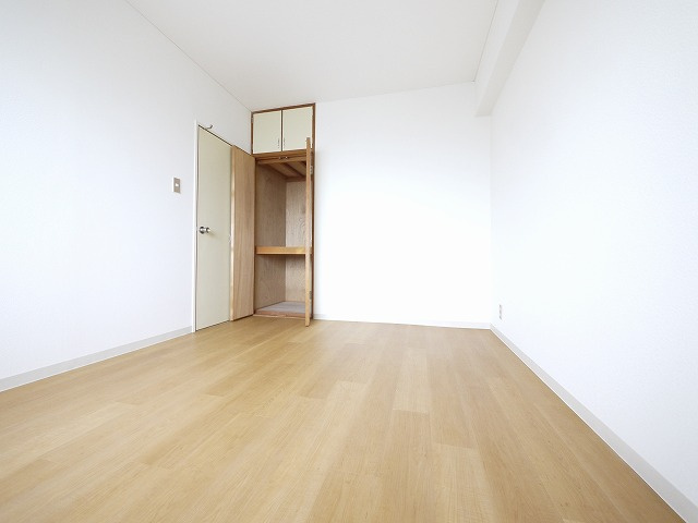 矢追マンションの洋室