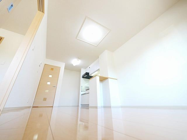 シャトーヒルズ　南館の居間・リビング|こちらの居間で趣味の時間をお楽しみください