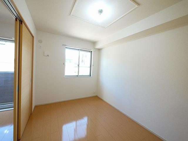 シャトーヒルズ　南館の寝室|広くて明るい寝室