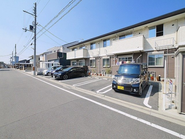 シャトーヒルズ　南館の駐車場|駐車場があるので、車を買う予定の方も安心です