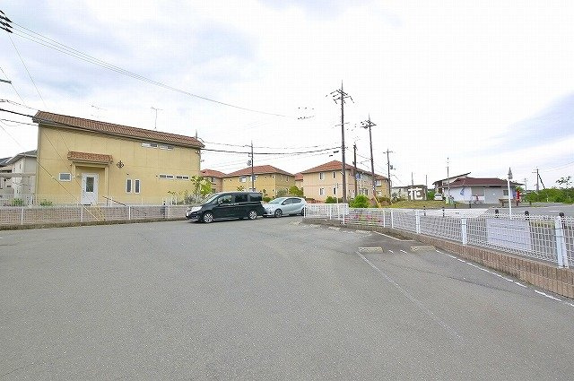 エスポワール梅美台の駐車場|駐車場があるので、車を買う予定の方も安心です