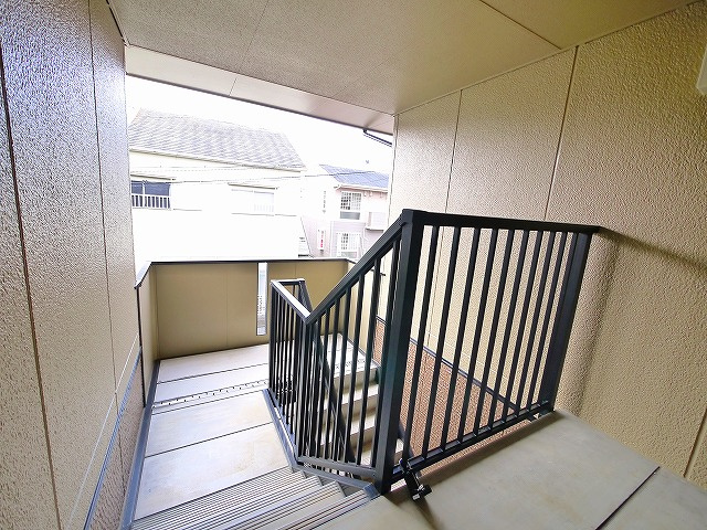 サニーコートB（杏町）のその他共用部分|教養の階段も緩やかですね