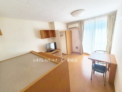 【居間・リビング】 | ウィステリア２ | 反転タイプ
1Fは床がフローリング、2Fはカーペットになります。