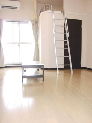 【居間・リビング】 | アーバンブルー | ロフト付きのお部屋です。