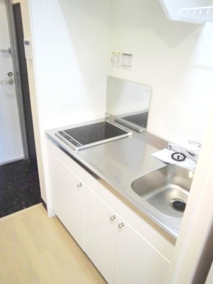 【キッチン】 | アーバンブルー | IH&ラジエントヒーターの2口コンロ完備、作業スペースもあってお料理やお掃除もラクラクです。