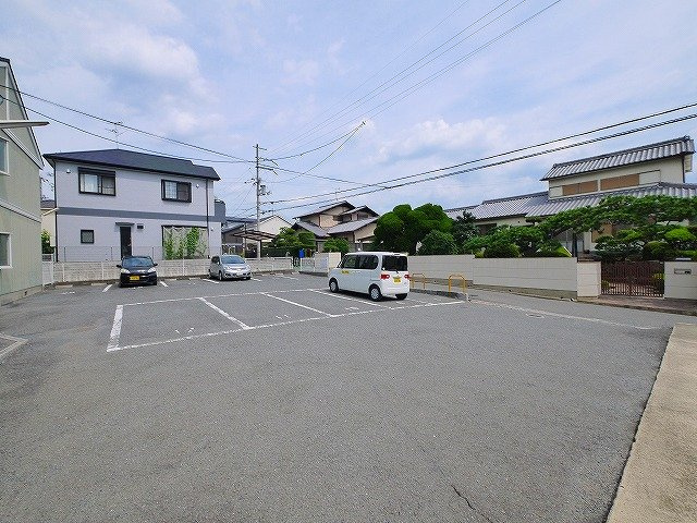 バンブーパインハイツの駐車場|駐車場があるので、車を買う予定の方も安心です