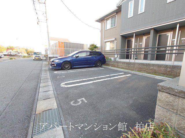 シャルマンの駐車場