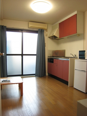 【居間・リビング】 | ミカドA | １階のDK。エアコン付。家具（ローテーブル、カーテンが付きます）