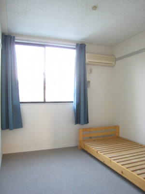 【内装】 | ミカドA | 洋室１　木製ベッド台がつきます。エアコンも２階に１基有り！