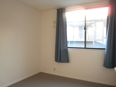 【その他】 | ミカドA | 洋室２つめです。２階のお部屋はカーペット敷きです。